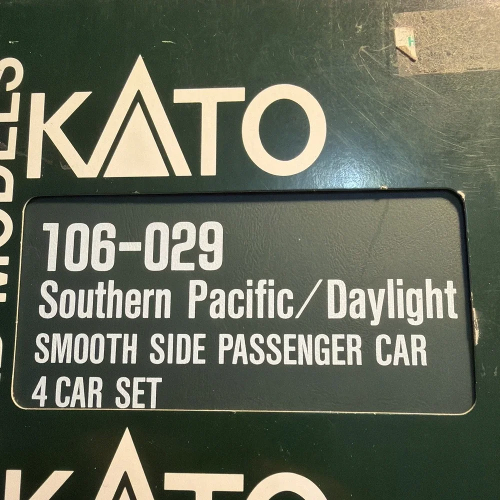 Kato 106-029 N Scale Southern Pacific Daylight Smooth Side 4-Car Passenger Set